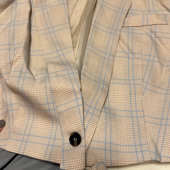 This two piece set gives off “Clueless” vibes. - Picture 6 of 7